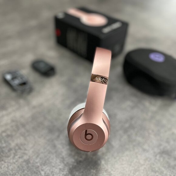 Beats Solo3 Wireless Headband, Rose Gold, with storage bag, 98% New - Picture 2 of 9
